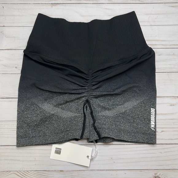 Doyoueven Ombré Scrunch Seamless Shorts - Black - Picture 4 of 11